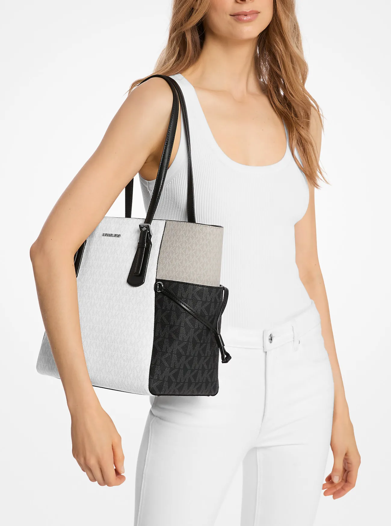 Michael Kors Draagtas Voyager met kleurvlakken en kenmerkend logo, groot OPTISCHWITMULTI Fashion